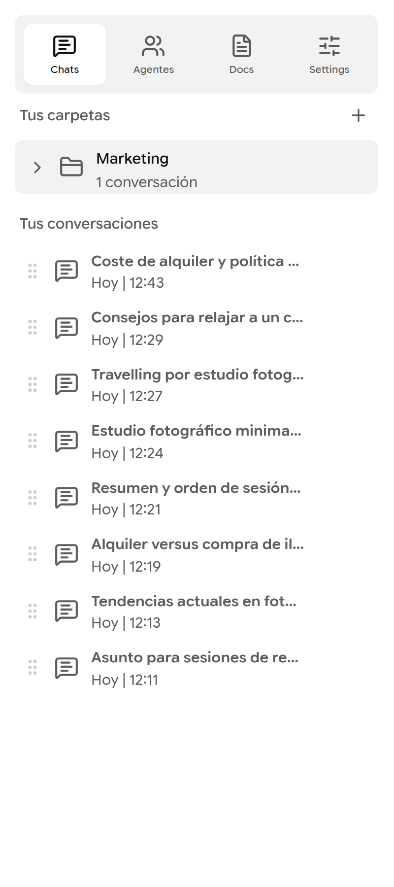 Panel de chat con las pestañas Chats, Agentes, Docs y Settings, una carpeta y conversaciones