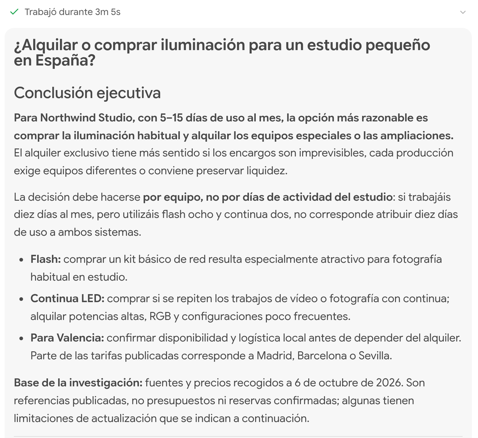 Informe titulado ¿Alquilar o comprar iluminación para un estudio pequeño en España? con su conclusión ejecutiva