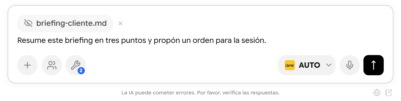 Cuadro de mensaje con la etiqueta censurada de briefing-cliente.md y una petición escrita