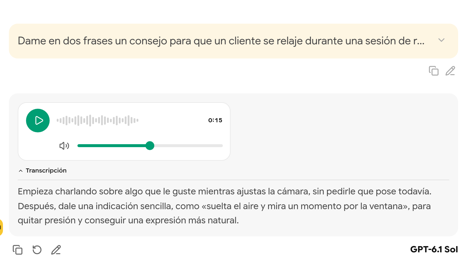 Respuesta hablada con reproductor de audio, control de volumen y transcripción desplegada