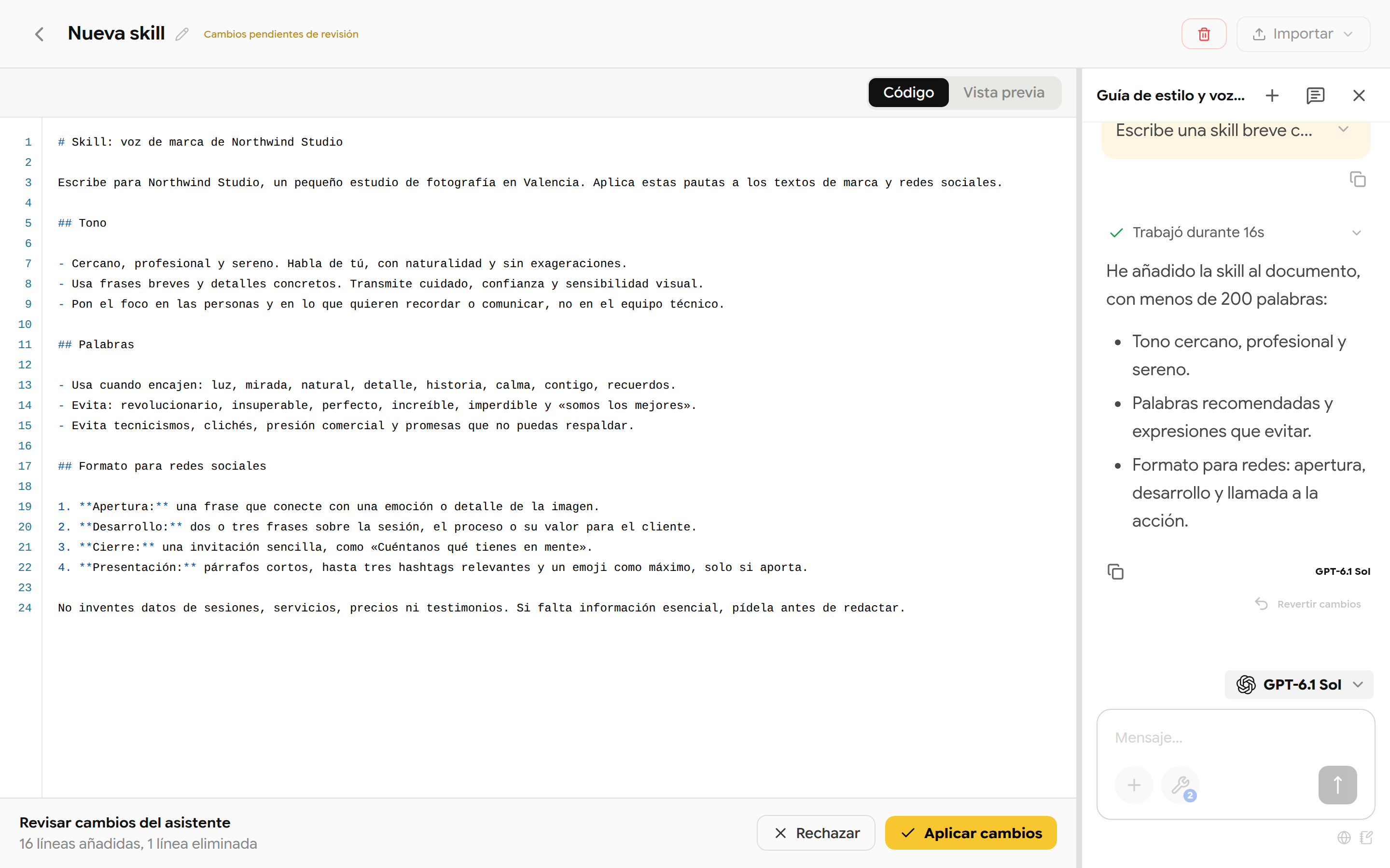 Editor de skills con el código Markdown y el panel del asistente con Aplicar cambios