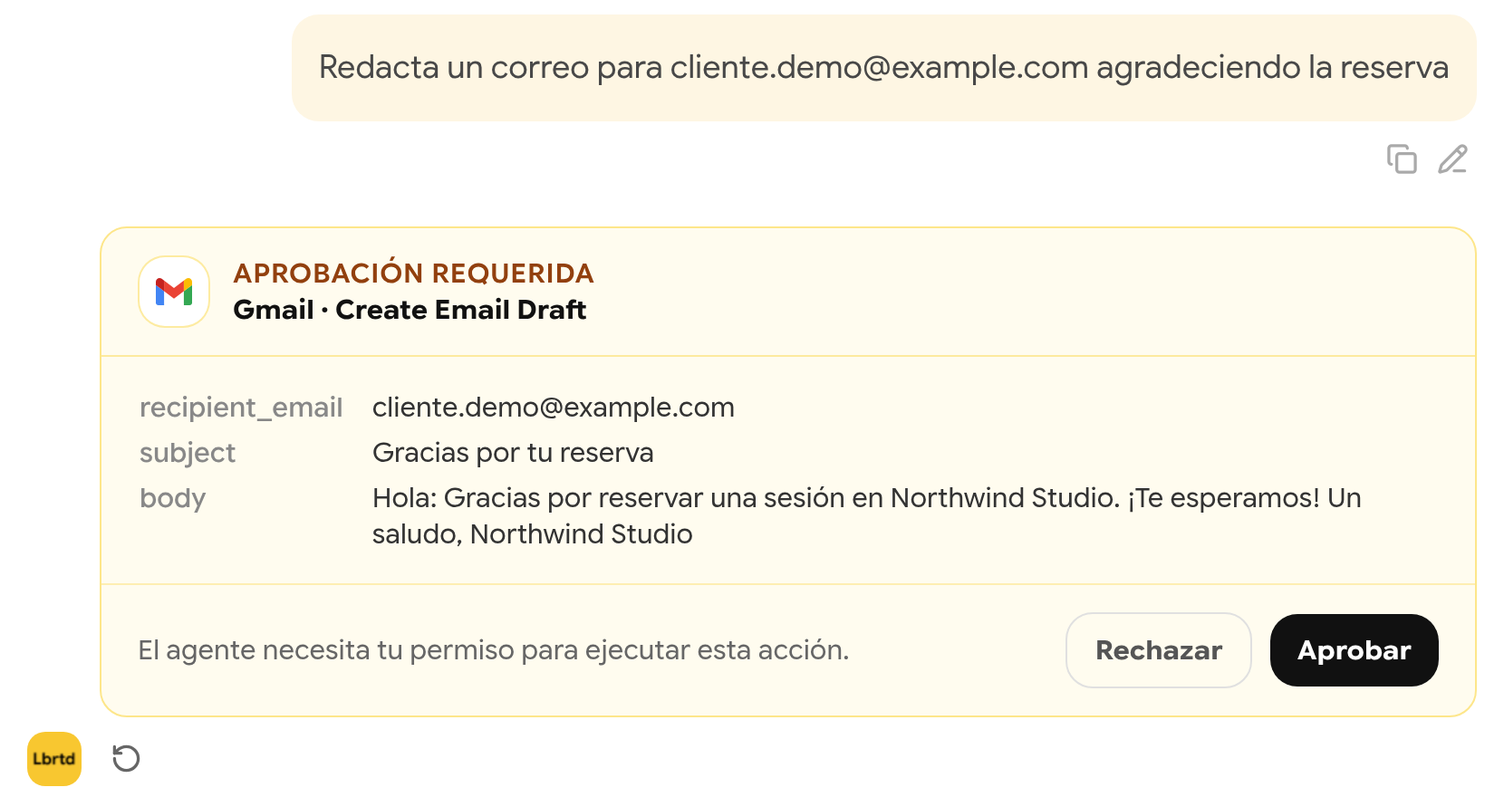 Tarjeta Aprobación requerida para Gmail Create Email Draft con destinatario, asunto y cuerpo, y los botones Rechazar y Aprobar