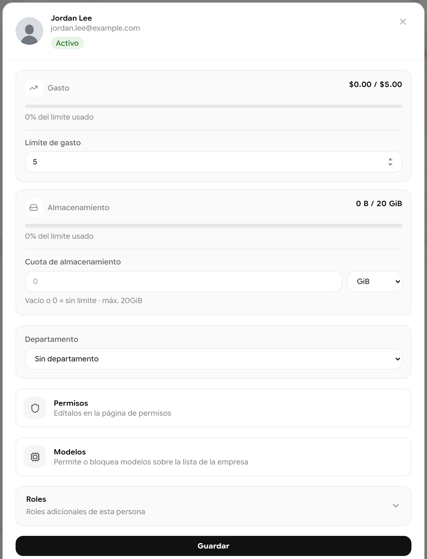 Detalles de un miembro con gasto, límite de gasto, cuota de almacenamiento, departamento, permisos, modelos y roles